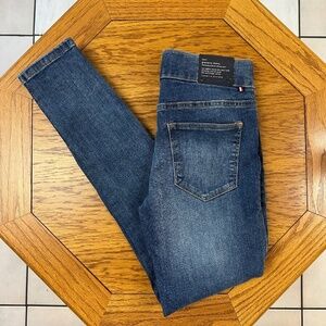 *TOMMY HILFIGER* Medium-Wash Grammercy Skinny Jeans NWT Size 2